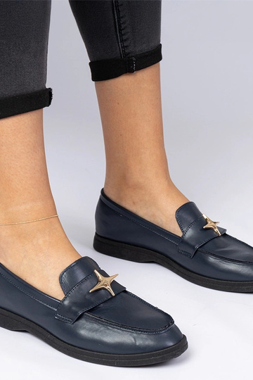 Mocassins femininos azuis escuros com adornos dourados Senna