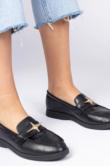 Mocassins femininos pretos com adornos dourados Senna