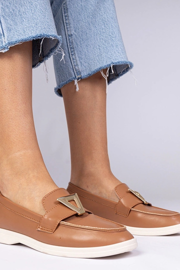 Mocassins femininos marrons com adornos elegantes Viletta