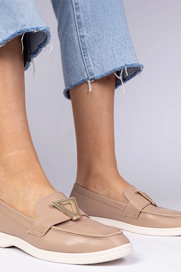 Mocassins femininos bege escuros com adornos elegantes Viletta