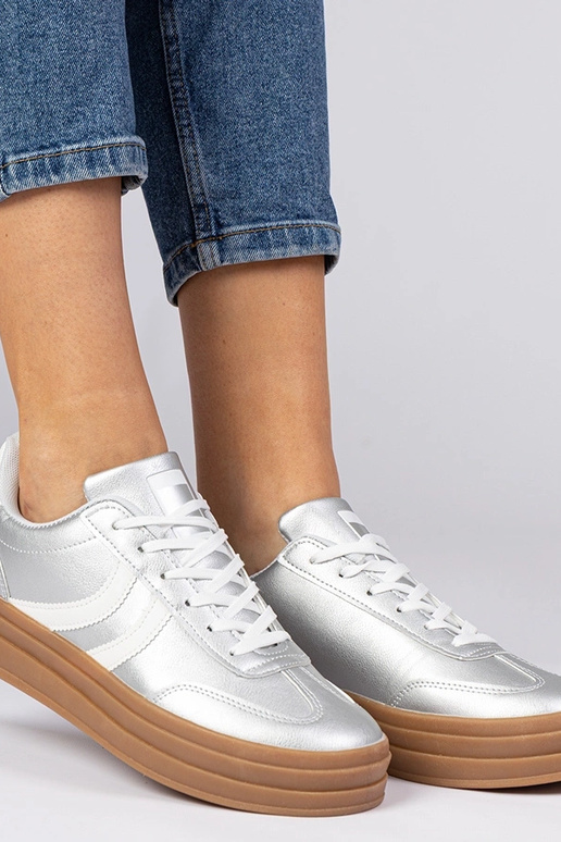 Tênis femininos esportivos prateados...