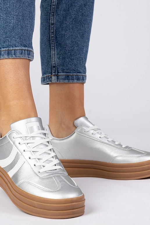 Tênis femininos esportivos prateados...