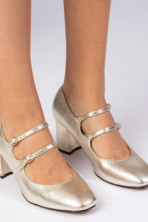 Sapatos femininos dourados de salto... Sapatos femininos dourados de salto...