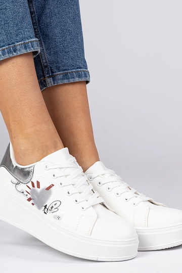 Ténis brancos e prateados...