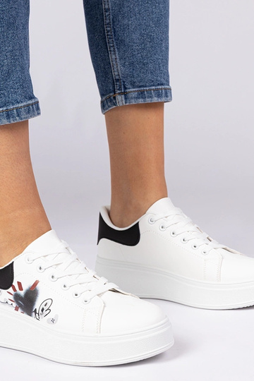 Ténis brancos e pretos...