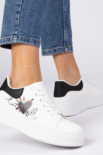 Ténis brancos e pretos... 2