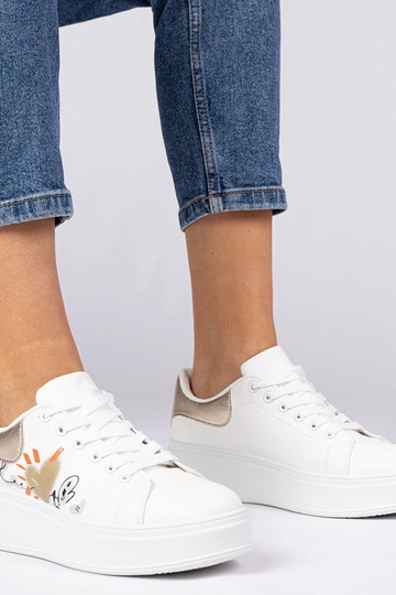 Ténis brancos e dourados...