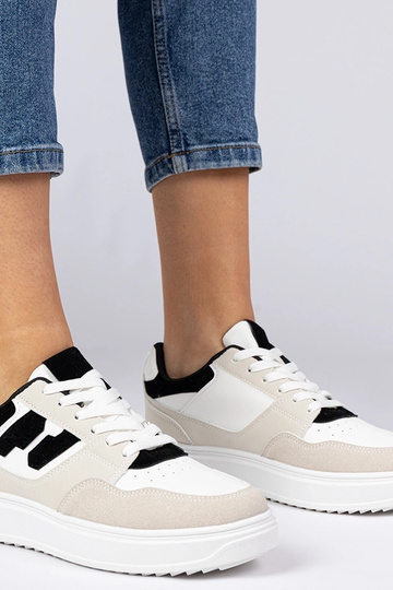 Ténis brancos e pretos...