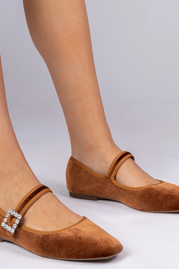 Bailarinas marrons femininas de veludo com fivela Kvitta