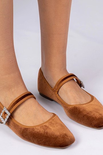 Bailarinas marrons femininas de veludo com fivela Kvitta 2