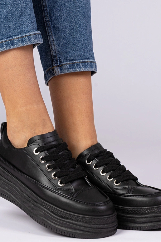 Tênis femininos pretos de solado alto...