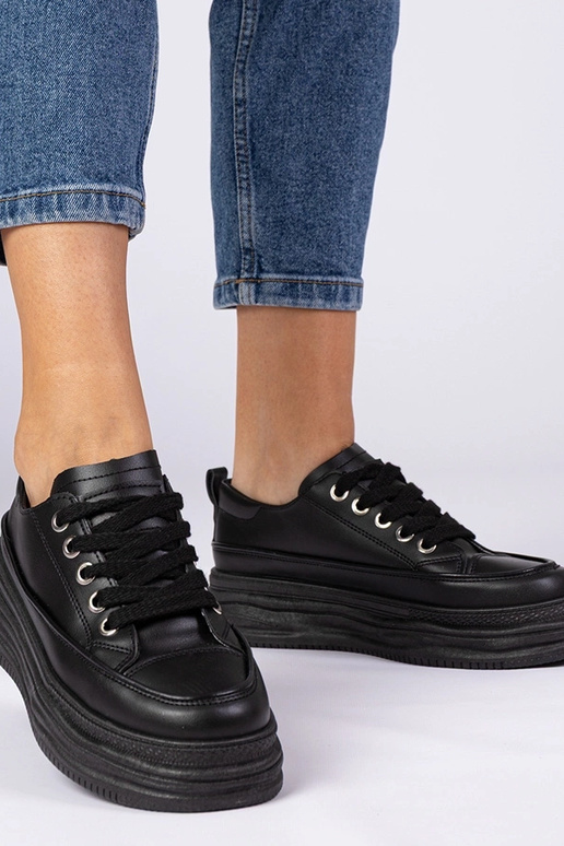 Tênis femininos pretos de solado alto...