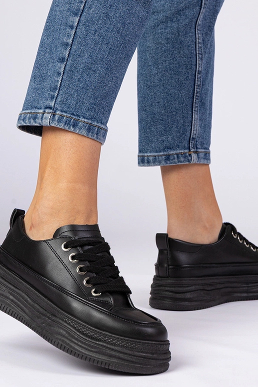 Tênis femininos pretos de solado alto...