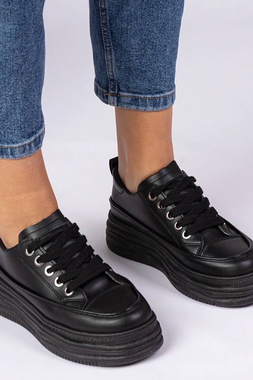 Tênis femininos pretos de solado alto...