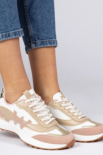 Tênis femininos brancos e... 2