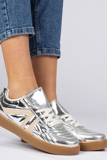 Tênis femininos prateados...