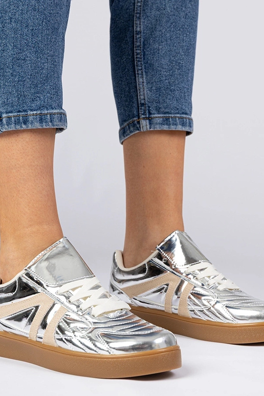 Tênis femininos prateados...