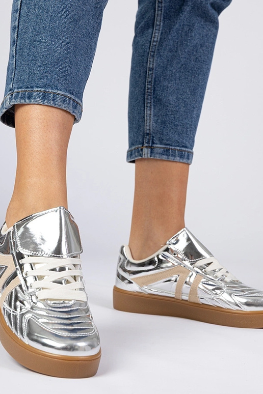 Tênis femininos prateados...