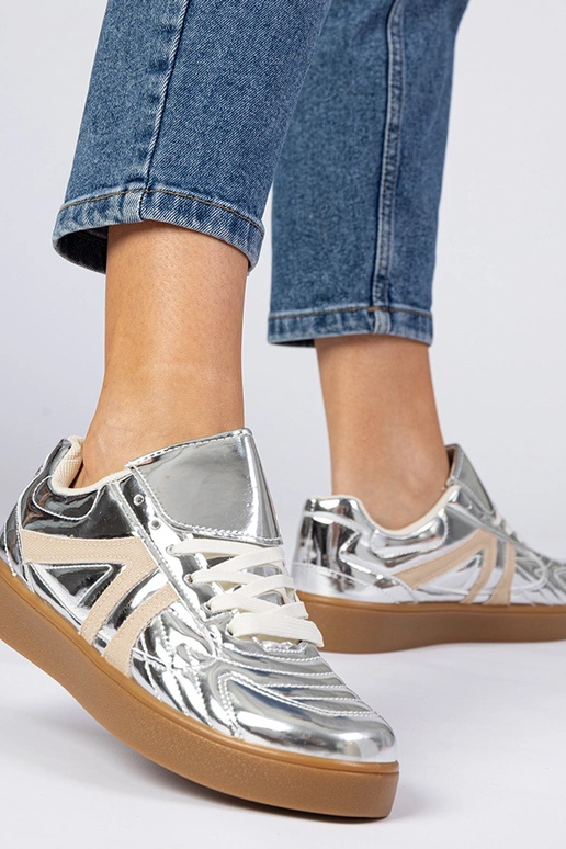 Tênis femininos prateados...