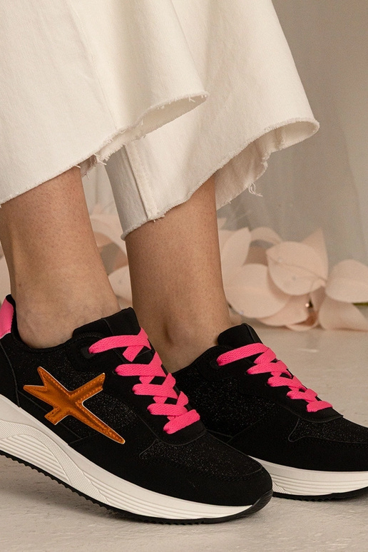 Tênis esportivos femininos pretos com...