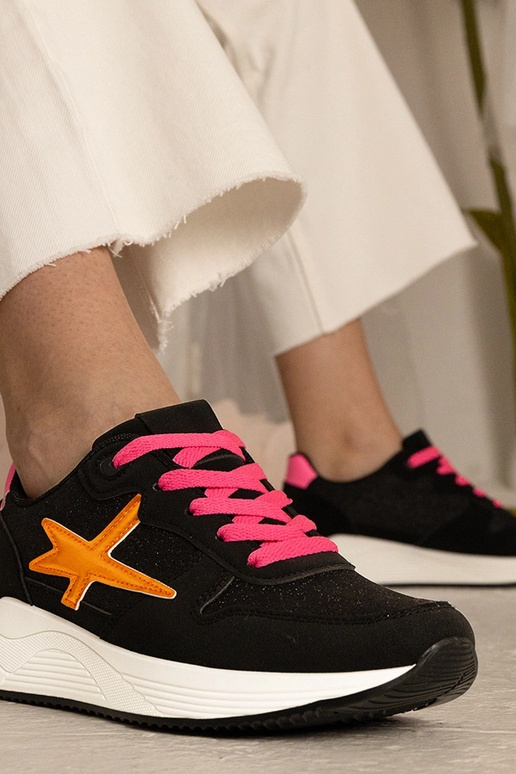 Tênis esportivos femininos pretos com...