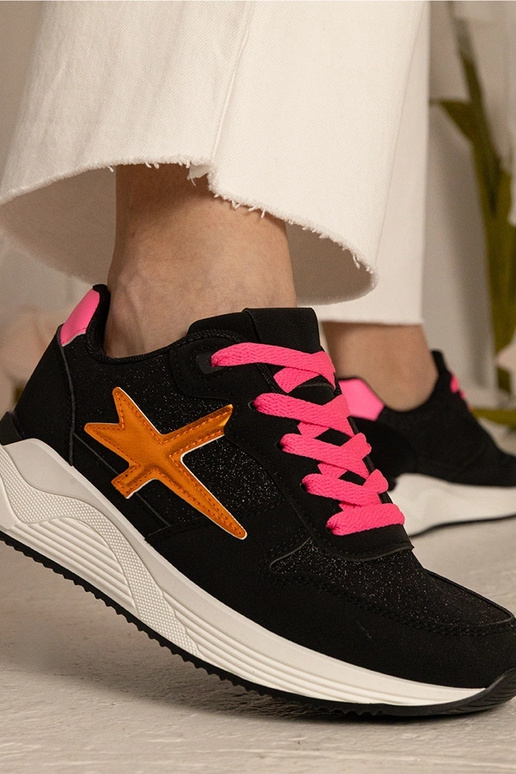 Tênis esportivos femininos pretos com...