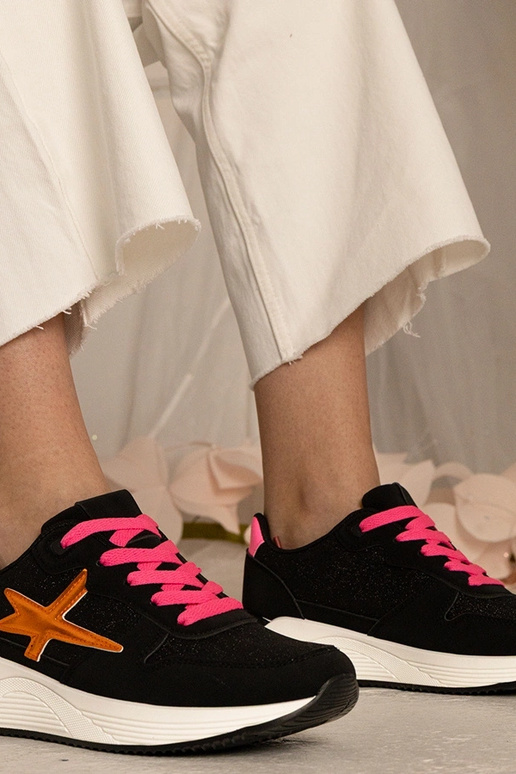 Tênis esportivos femininos pretos com...