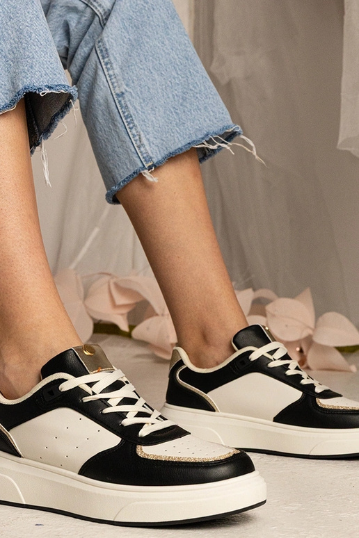 Tênis esportivos femininos pretos com...