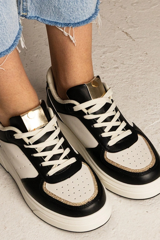 Tênis esportivos femininos pretos com...