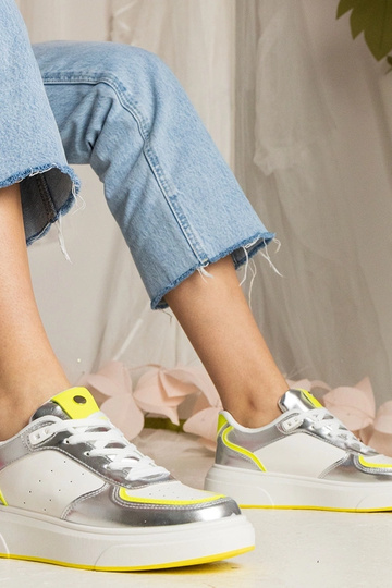 Tênis esportivos femininos prateados com detalhe neon Zorra