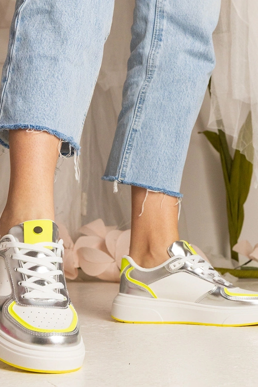 Tênis esportivos femininos prateados...