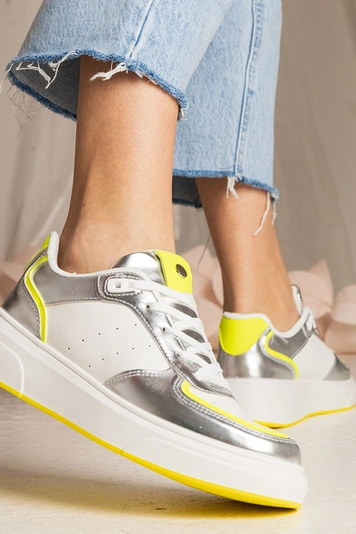 Tênis esportivos femininos prateados...