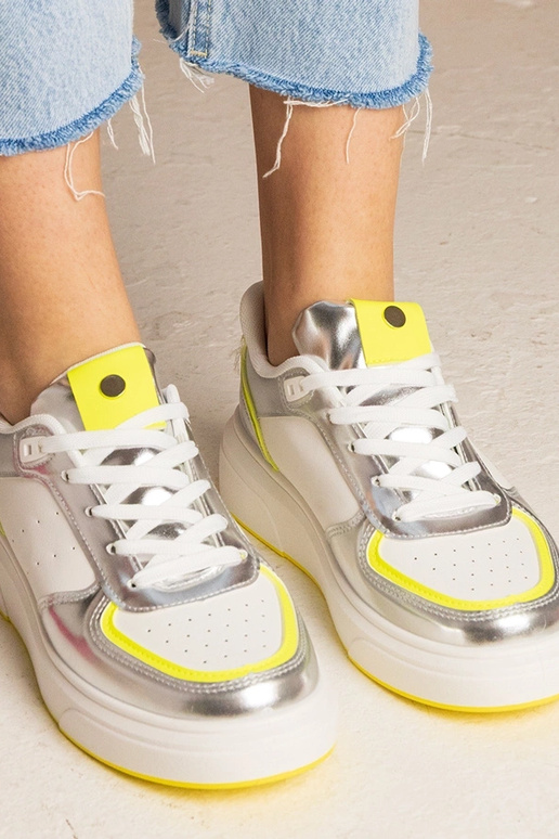 Tênis esportivos femininos prateados...