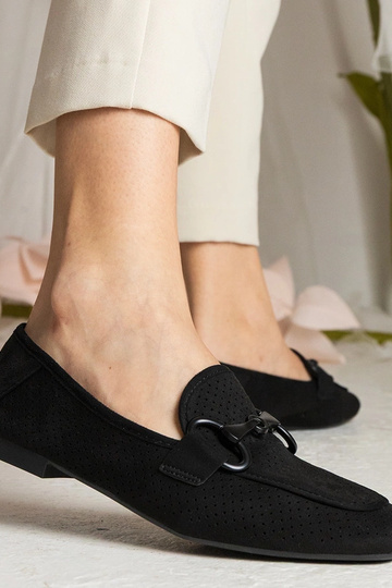 Mocassins femininos pretos com recortes decorativos Mensory 2