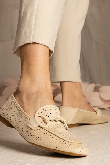 Mocassins femininos bege com recortes decorativos Mensory