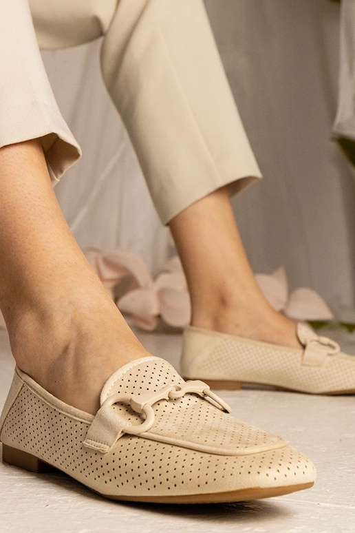 Mocassins femininos bege com recortes...