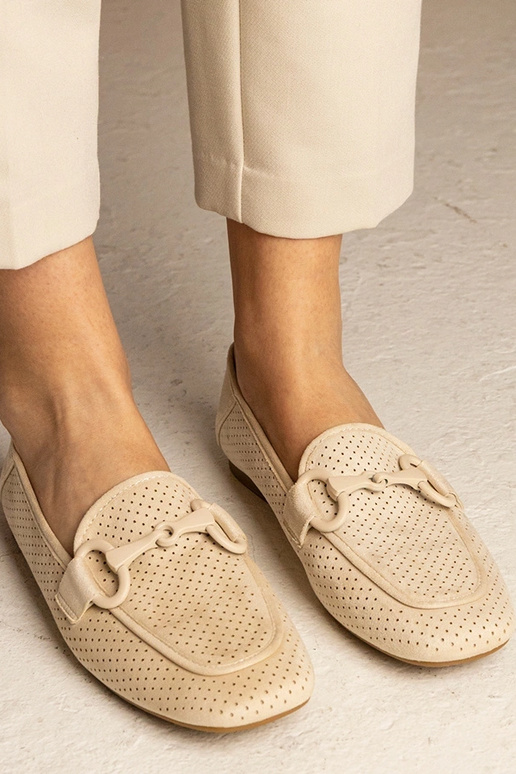 Mocassins femininos bege com recortes...