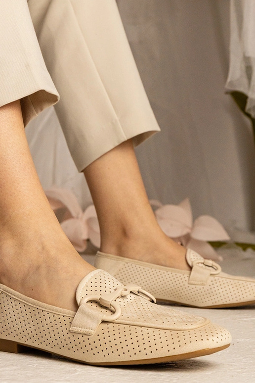 Mocassins femininos bege com recortes...