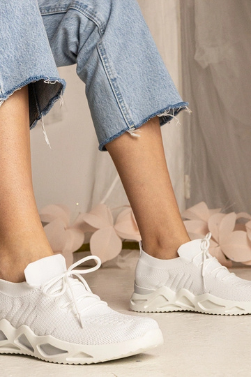 Tênis femininos brancos com...