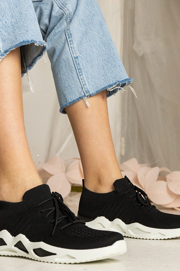 Tênis femininos pretos com...