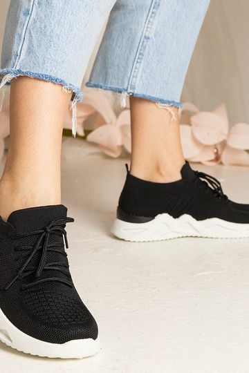 Tênis femininos pretos com... 2