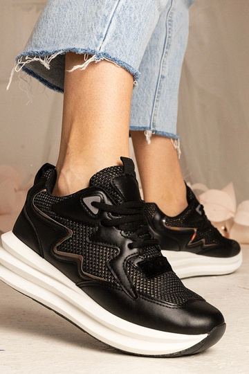 Tênis pretos com elemento...