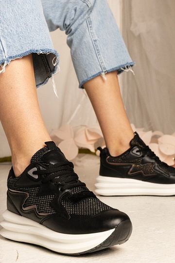 Tênis pretos com elemento... 2