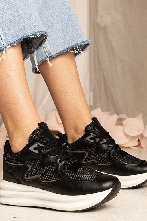 Tênis pretos com elemento holográfico...