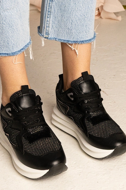 Tênis pretos com elemento holográfico...