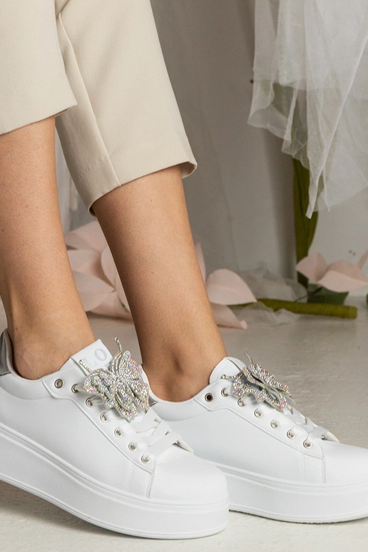 Tênis bicolor com borboleta e...