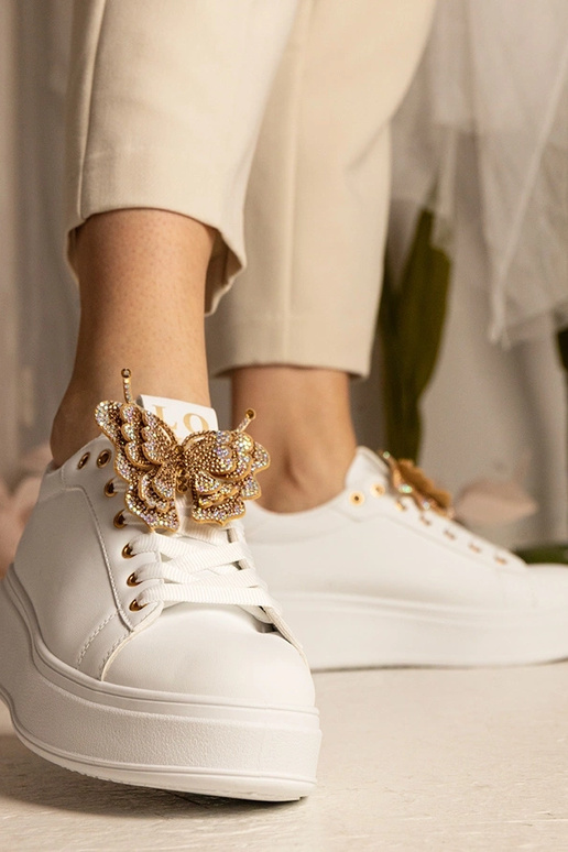 Tênis brancos com borboleta e...