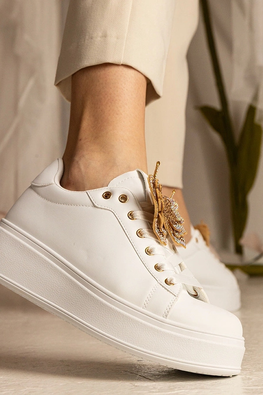 Tênis brancos com borboleta e...