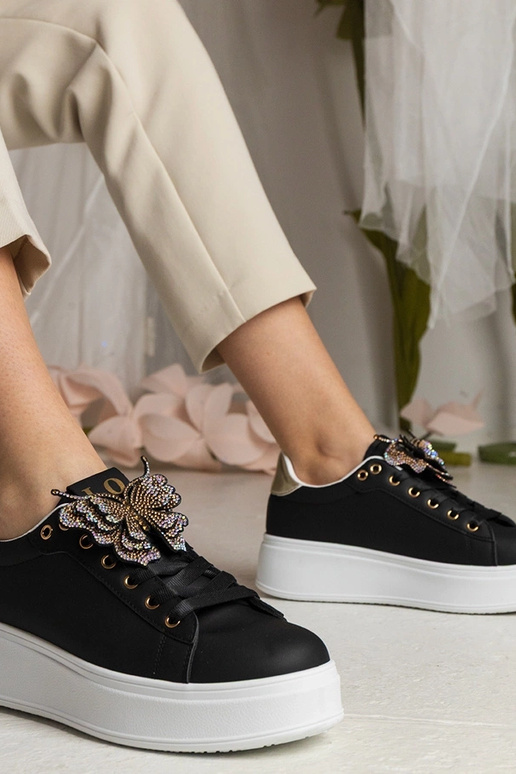 Tênis pretos com borboleta e...