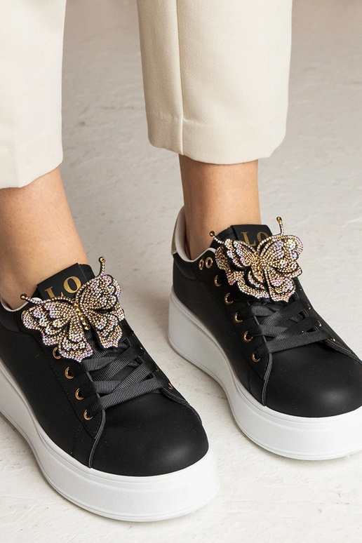 Tênis pretos com borboleta e...